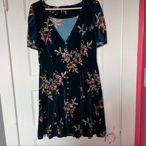 Incredible velvet mini dress 🔥